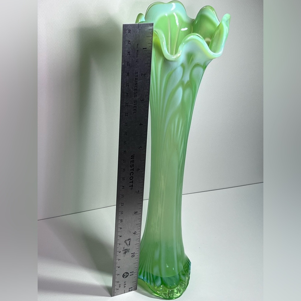 Antique Jefferson Green Opalescent Vase “Tokyo” Pattern, Seafoam Glass, 3-Footed - Picture 9 of 17